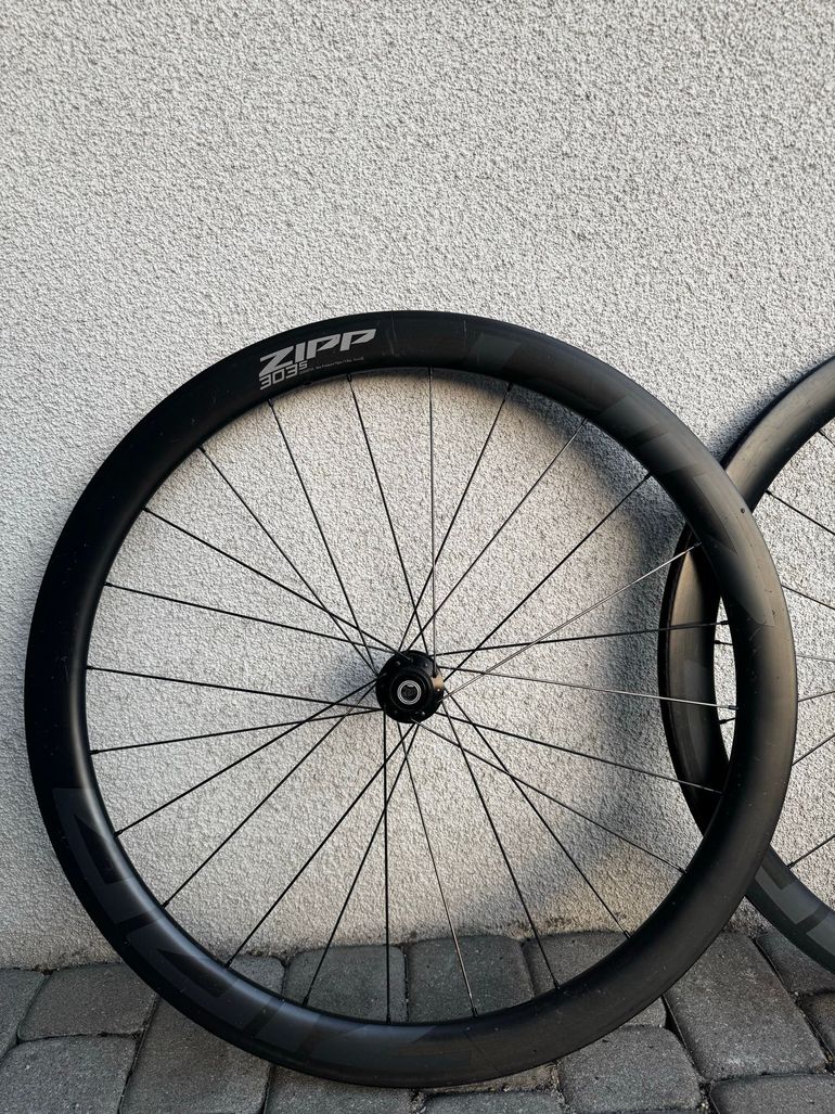 Used Zipp 303s Tubeless Disc 2023 bike — image 2 of 6