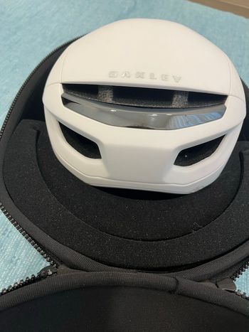 Used Oakley ARO7 MIPS Helmet 2025 bike — image 3 of 5