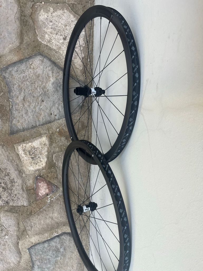 Used Dt Swiss Viarum 3.5 gravel 350 2025 bike — image 4 of 7