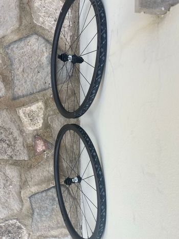 Used Dt Swiss Viarum 3.5 gravel 350 2025 bike — image 5 of 7