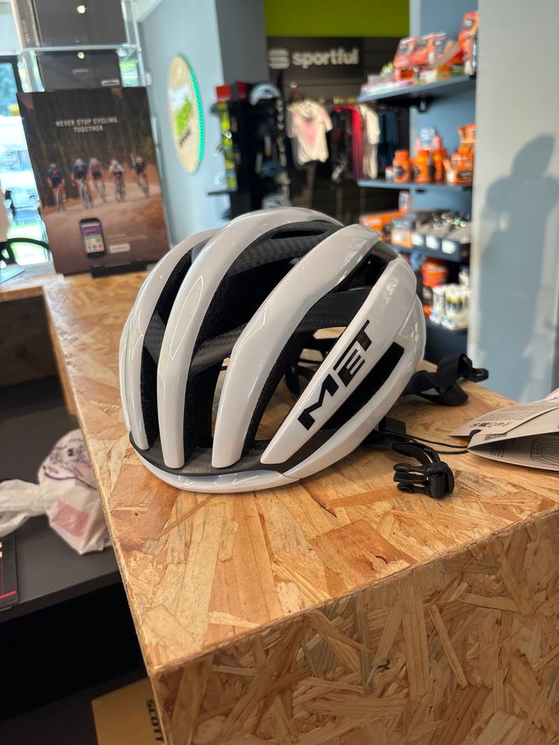 Used MET Casco Helmet 2025 bike — image 1 of 9