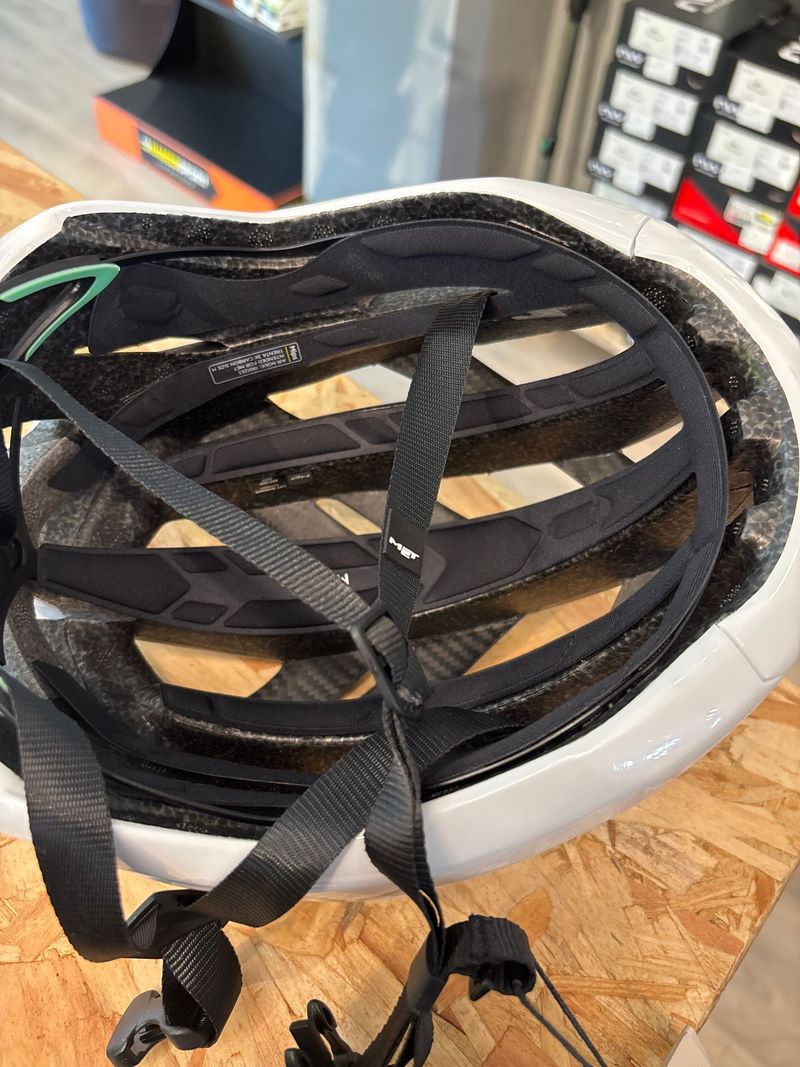 Used MET Casco Helmet 2025 bike — image 8 of 9
