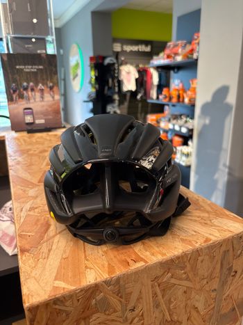 Used MET Helmet 2024 bike — image 3 of 7