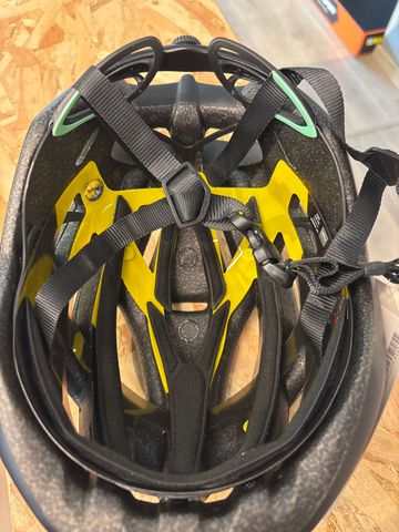 Used MET Helmet 2024 bike — image 6 of 7