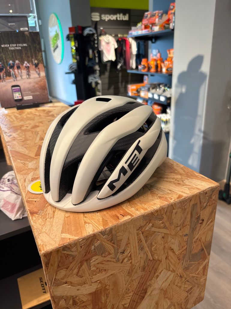 Used MET Casco Helmet 2024 bike — image 1 of 7