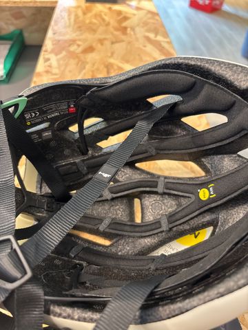 Używany MET Casco Helmet 2024 bike — zdjęcie 7 z 7