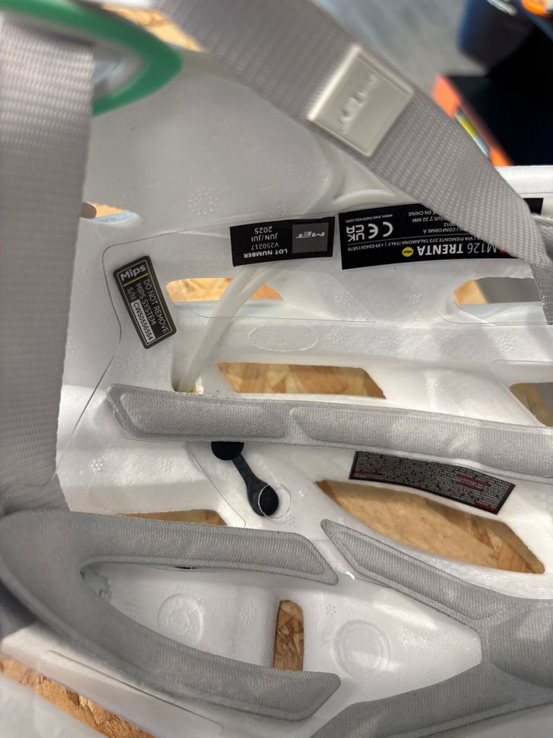 Used MET Casco Helmet 2025 bike — image 8 of 8