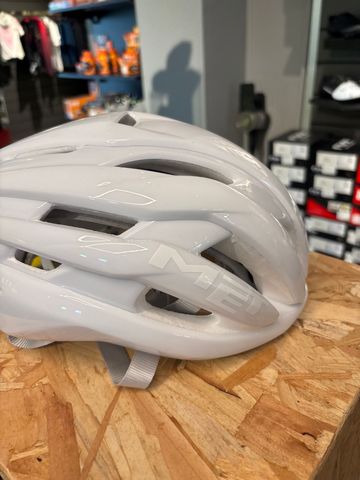 Used MET Casco Helmet 2025 bike — image 6 of 8