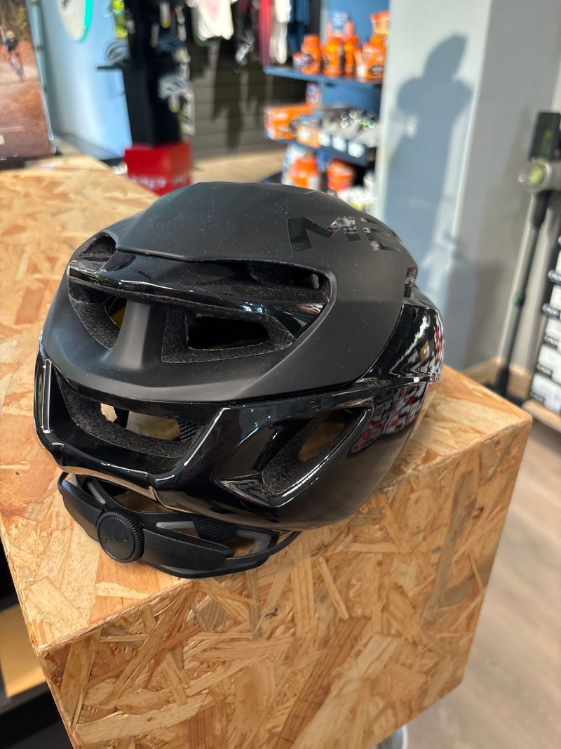 Used MET Casco Helmet 2025 bike — image 5 of 10