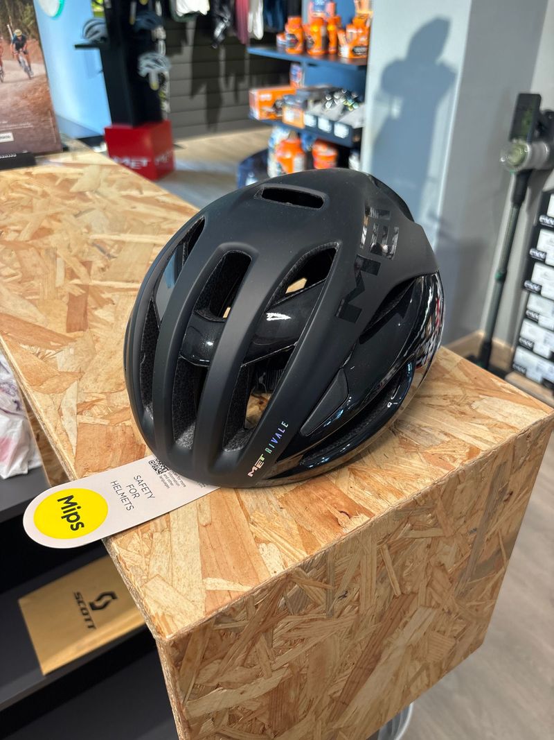 Used MET Casco Helmet 2025 bike — image 1 of 10