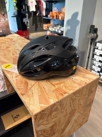 Used MET Casco Helmet 2025 bike — image 3 of 10