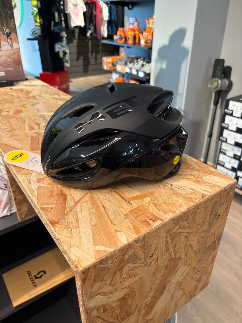 Used MET Casco Helmet 2025 bike — image 3 of 10