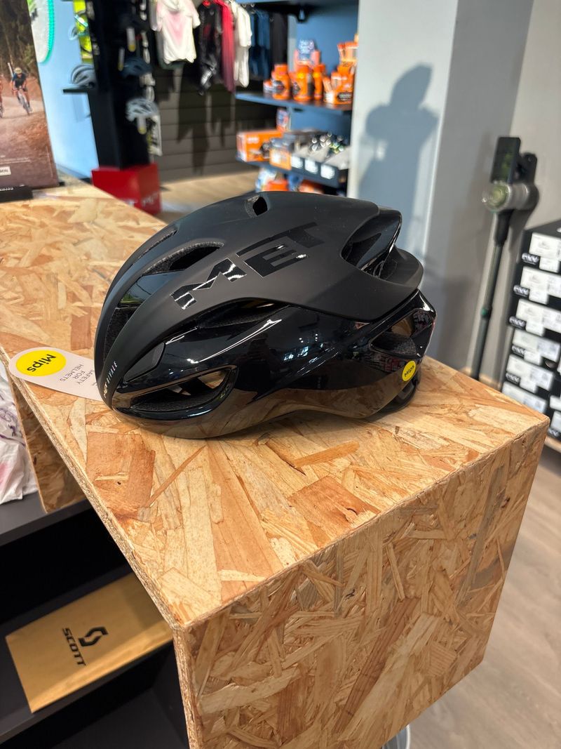 Used MET Casco Helmet 2025 bike — image 3 of 10