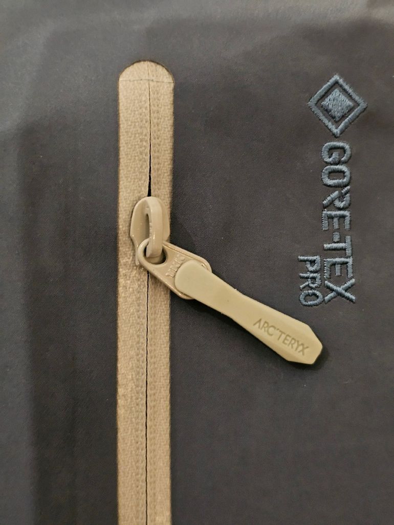 Used Arc’teryx veste imperméable bike — image 2 of 5