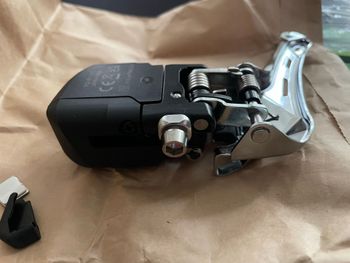 Used Shimano 105 Di2 FD-R7150 Front Derailleur bike — image 4 of 5