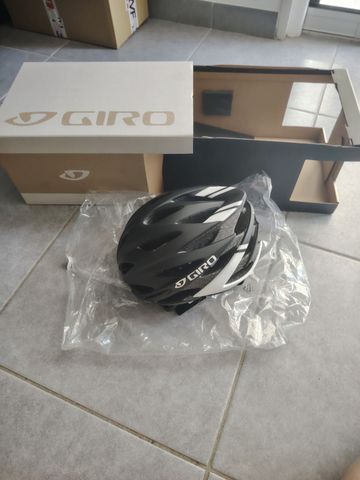 Giro noir et blanc 2026 Cycling Accessories usato