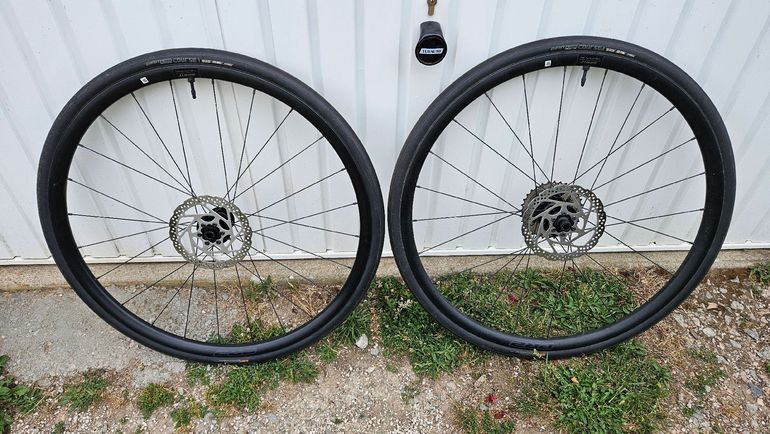 Used Giant PR2 Complete Disc Wheels Road Tires 2022 bike — image 1 of 9