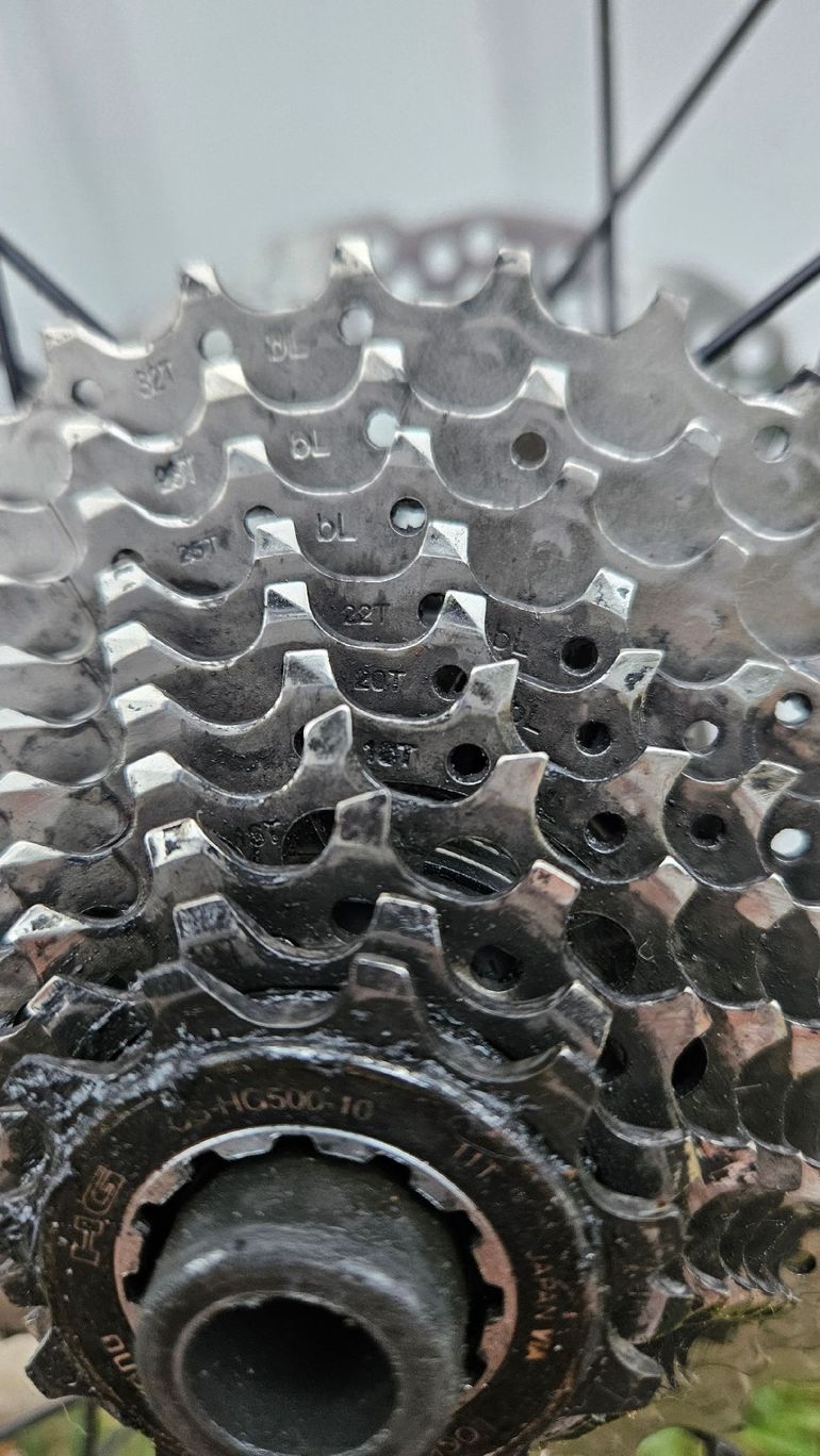 Used Giant PR2 Complete Disc Wheels Road Tires 2022 bike — image 7 of 9