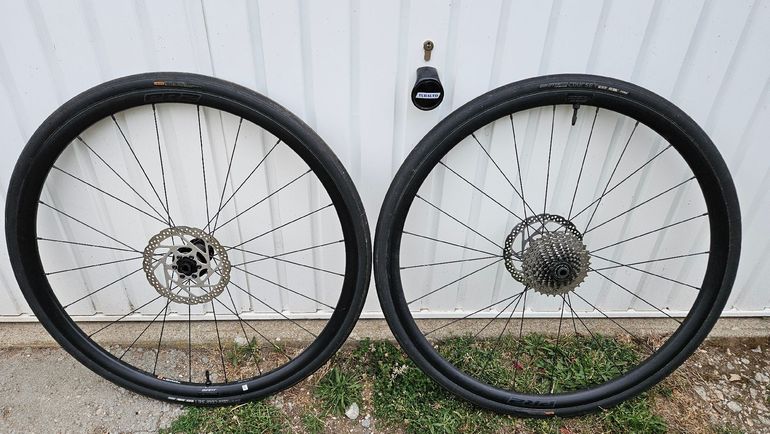 Used Giant PR2 Complete Disc Wheels Road Tires 2022 bike — image 4 of 9
