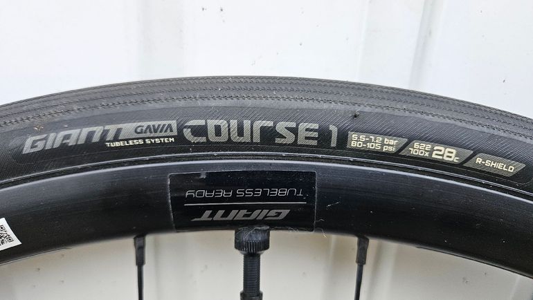 Used Giant PR2 Complete Disc Wheels Road Tires 2022 bike — image 2 of 9