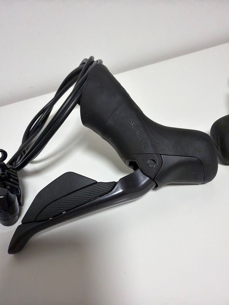 Used Shimano Ultegra Di2 R8170 Schalt-/Bremshebel inkl. hydraulischer BR-R8170 Bremssättel und Bremsleitung 2023 bike — image 5 of 8