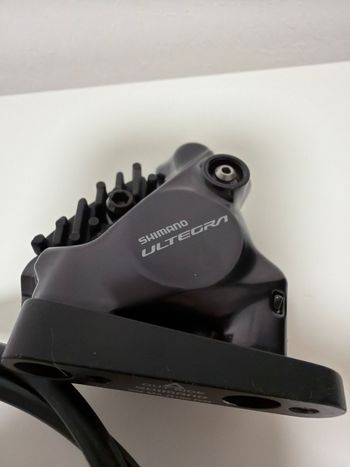 Used Shimano Ultegra Di2 R8170 Schalt-/Bremshebel inkl. hydraulischer BR-R8170 Bremssättel und Bremsleitung 2023 bike — image 3 of 8