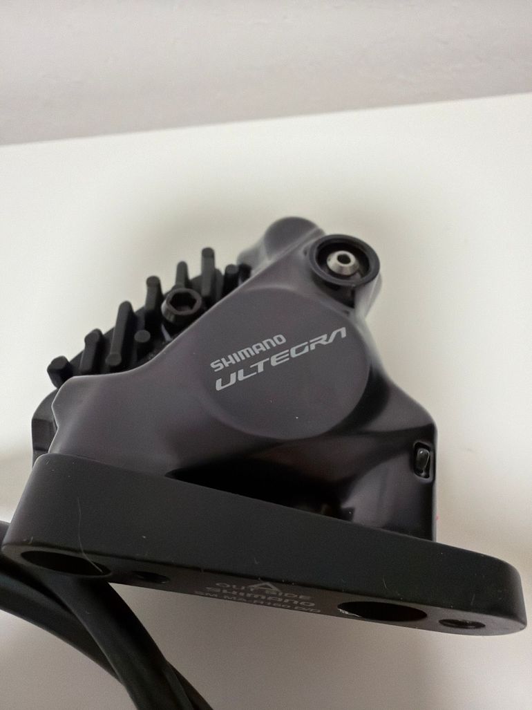 Used Shimano Ultegra Di2 R8170 Schalt-/Bremshebel inkl. hydraulischer BR-R8170 Bremssättel und Bremsleitung 2023 bike — image 3 of 8
