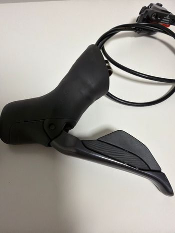 Used Shimano Ultegra Di2 R8170 Schalt-/Bremshebel inkl. hydraulischer BR-R8170 Bremssättel und Bremsleitung 2023 bike — image 4 of 8