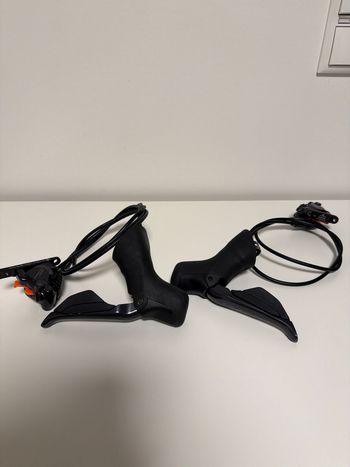 Used Shimano Ultegra Di2 R8170 Schalt-/Bremshebel inkl. hydraulischer BR-R8170 Bremssättel und Bremsleitung 2023 bike