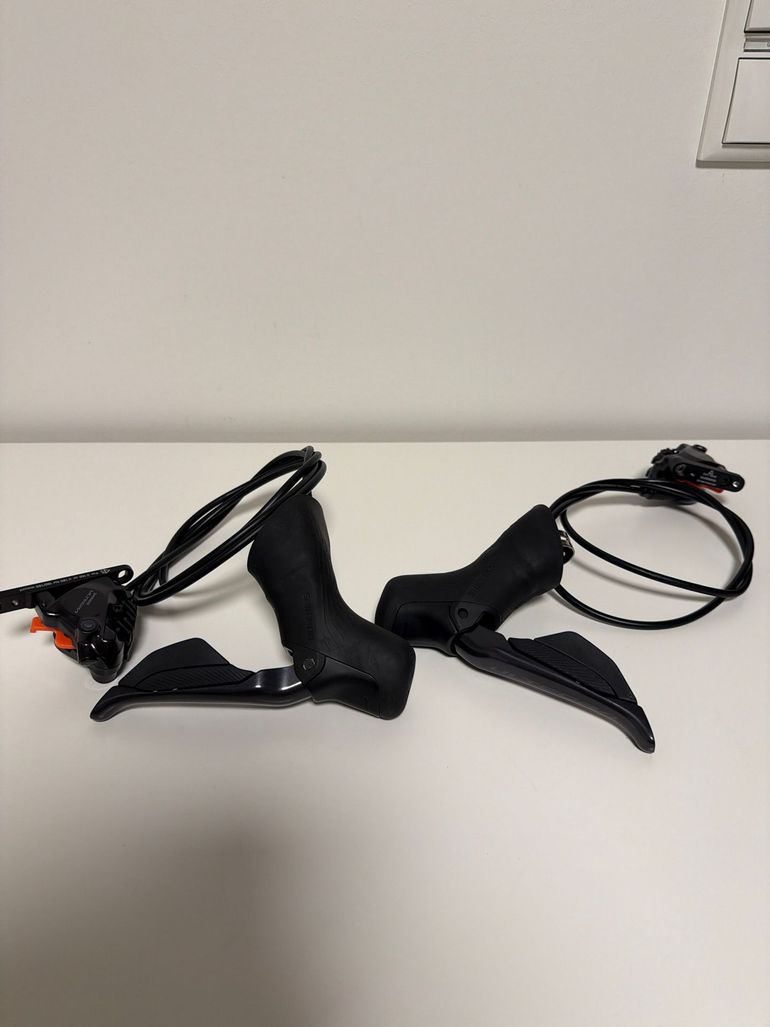 Used Shimano Ultegra Di2 R8170 Schalt-/Bremshebel inkl. hydraulischer BR-R8170 Bremssättel und Bremsleitung 2023 bike — image 1 of 8