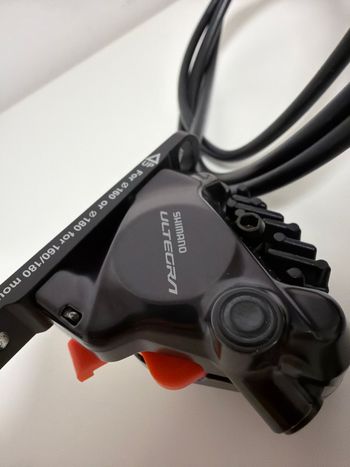 Used Shimano Ultegra Di2 R8170 Schalt-/Bremshebel inkl. hydraulischer BR-R8170 Bremssättel und Bremsleitung 2023 bike — image 2 of 8
