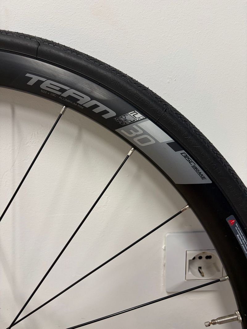 Used Vision Team 30 Disc TLR bike — image 2 of 5