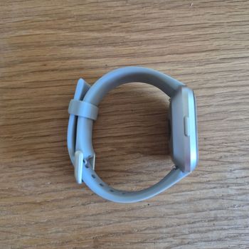 Used fitbit Versa Smartwatch 2022 bike — image 4 of 4
