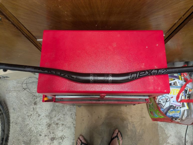 Used Race Face Next Carbone Handlebar bike — image 2 of 4