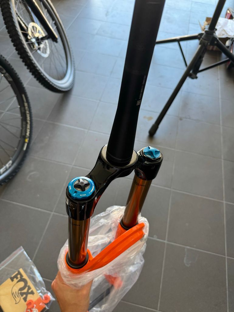 Used Fox 36 Factory GRIP X 160mm 2025 bike — image 8 of 10