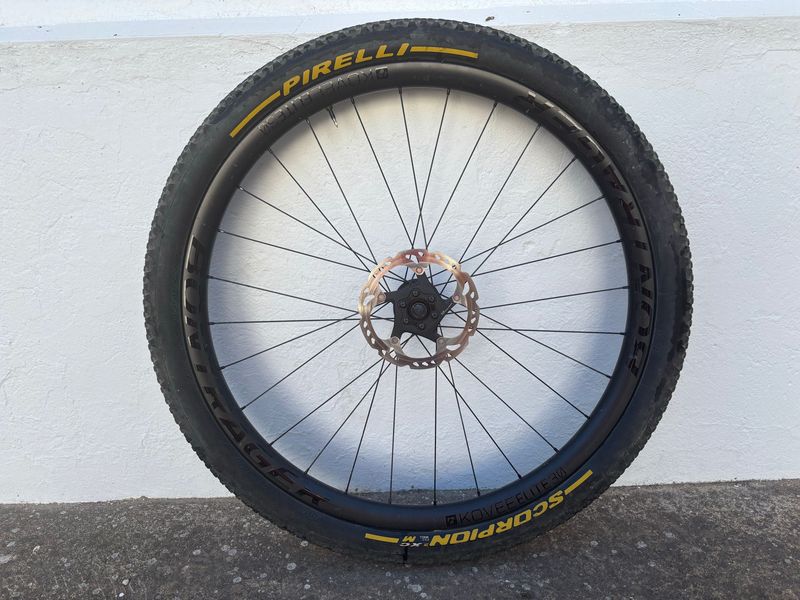 Bontrager Carbon Front Wheel bike usato — immagine 3 di 3