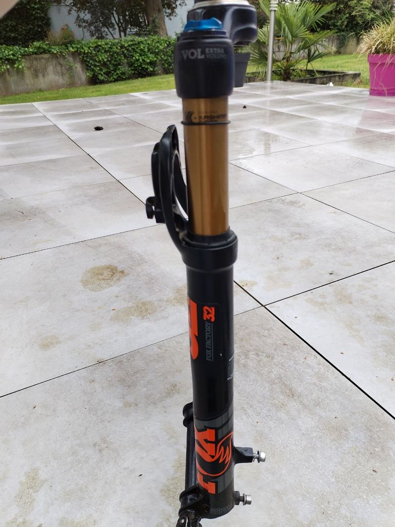 Used Fox 32 Factory Kashima 2017 bike — image 4 of 5