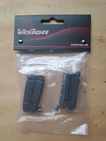 Used Vision Pattini freno T-83 per cerchi in carbonio compatibile Shimano 4 pezzi bike — image 2 of 3