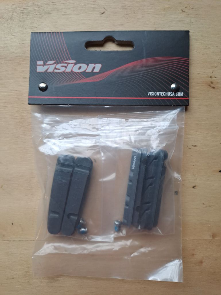 Used Vision Pattini freno T-83 per cerchi in carbonio compatibile Shimano 4 pezzi bike — image 2 of 3