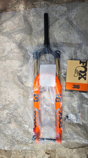 Used Fox Racing 36 factory 2023 bike — image 5 of 5