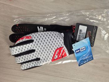 Used five5 Enduro Gloves 2025 bike — image 2 of 3