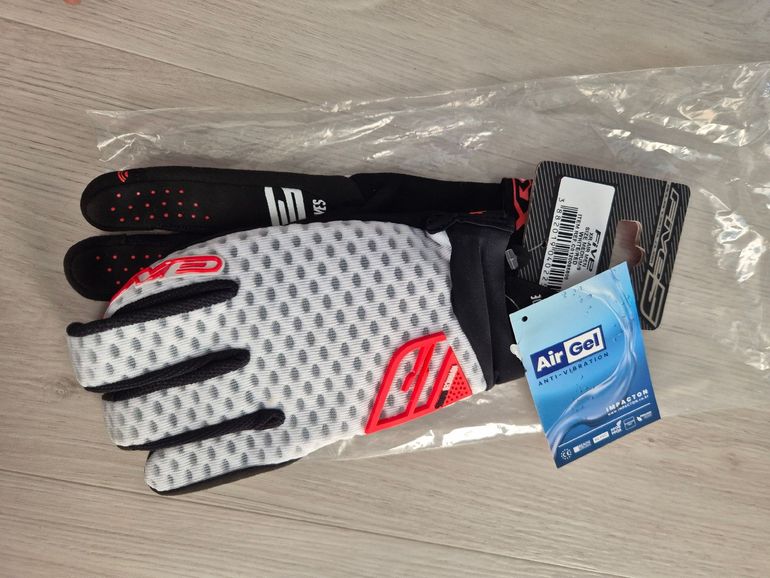 Used five5 Enduro Gloves 2025 bike — image 2 of 3