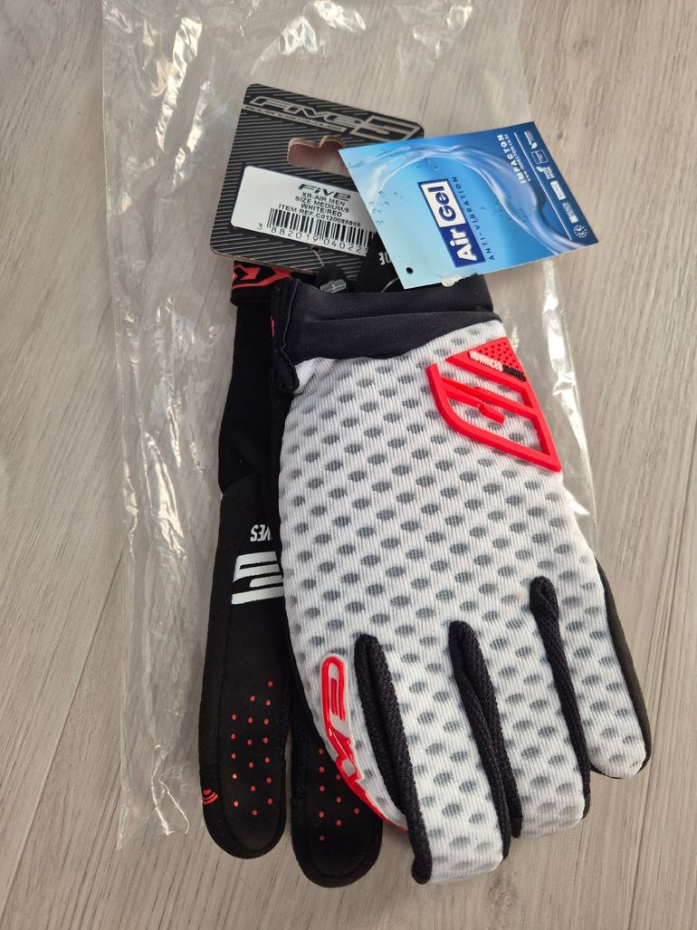 Used five5 Enduro Gloves 2025 bike — image 1 of 3