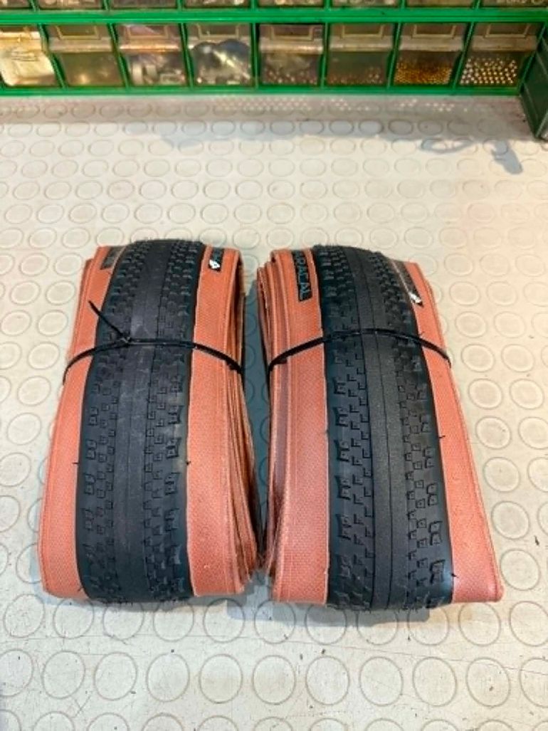 Used Hutchinson CARACAL 700x40c. 2 pezzi. bike — image 4 of 5
