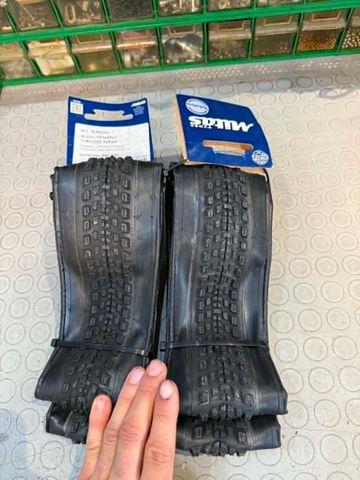 Mitas TYRES X-ROAD. Gravel. 700x40c. Tyres & Tubes de segunda mano