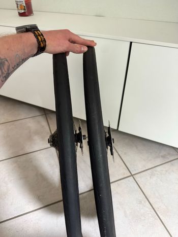 Used Zipp 404 Firecrest Carbon Disc Tubeless 2025 bike — image 3 of 7
