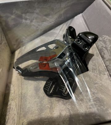 Tweedehands Shimano Deore XT FD M8020-E 2024 Drivetrain & Pedals