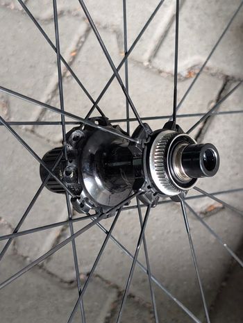 Used Shimano DURA-ACE C50 Disc Tubeless WH-R9270 2024 bike — image 15 of 17