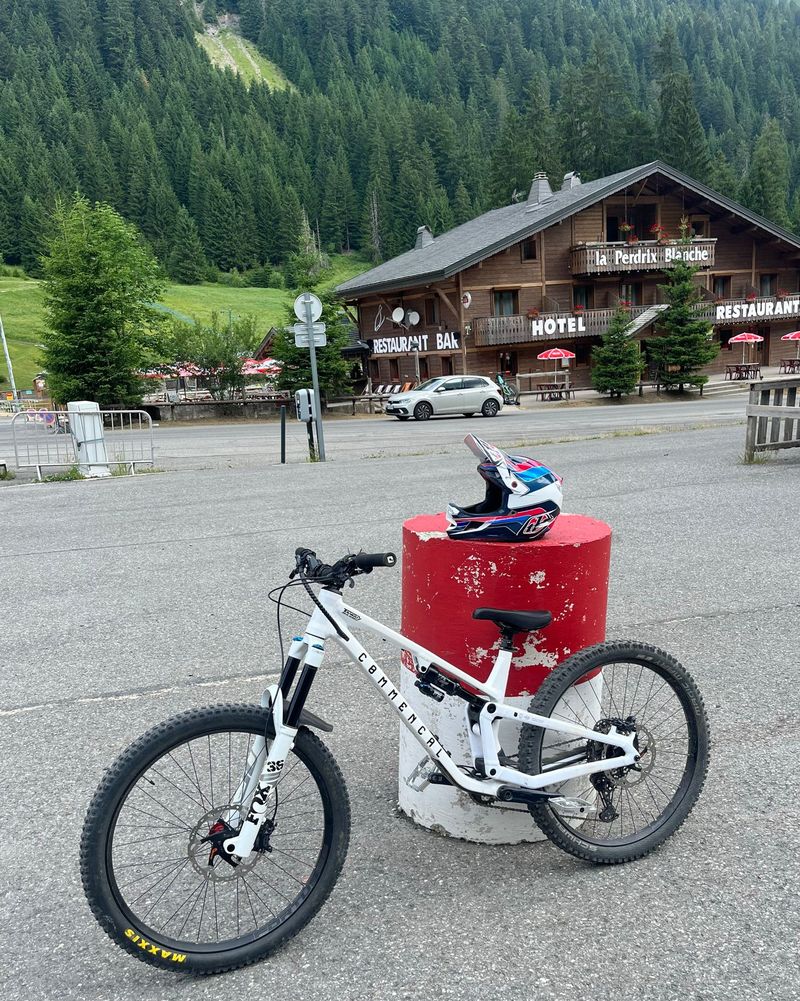 Used Fox 36 Performance 160mm 2025 bike — image 1 of 5