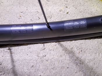 Used Dt Swiss R460db 700C bike — image 11 of 12